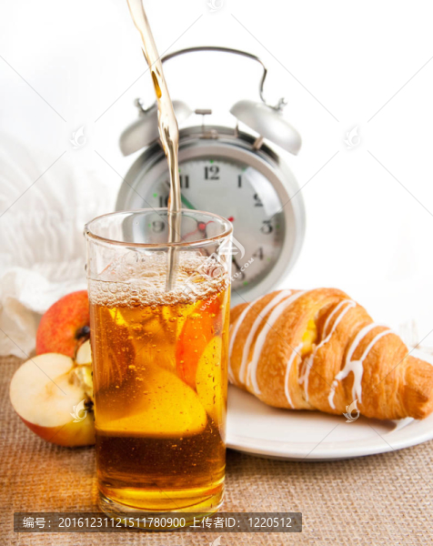 汁；一溴牛角包和蘋果