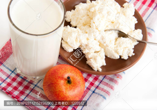 牛奶；小干酪和紅餐巾上的蘋(píng)果