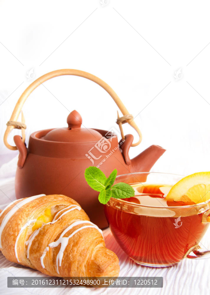 從陶瓷茶壺流出的香茶