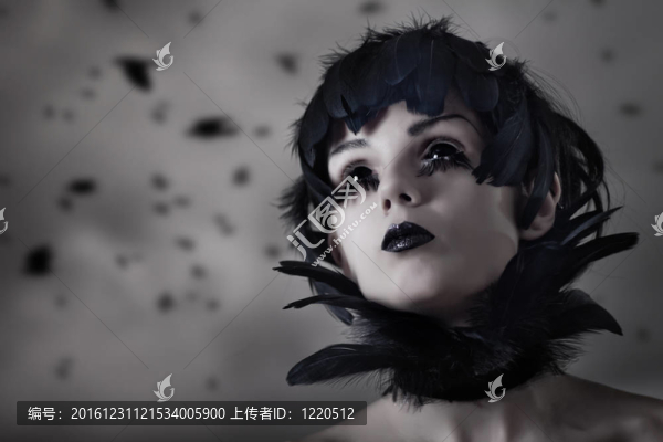 帶羽毛假發(fā)和黑眼睛的烏鴉女孩