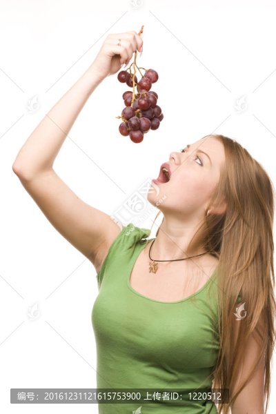 女人和一串葡萄