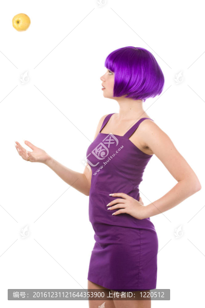 戴著黃色蘋果假發(fā)的女人