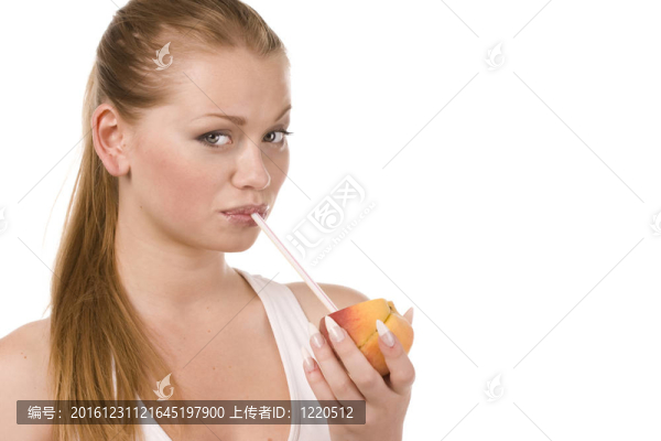 女人和一半的桃子