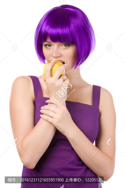 戴著黃色蘋果假發(fā)的女人