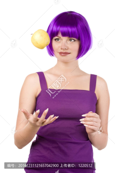戴著黃色蘋果假發(fā)的女人