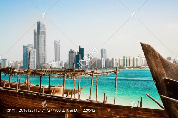 高樓與小船的海灣觀