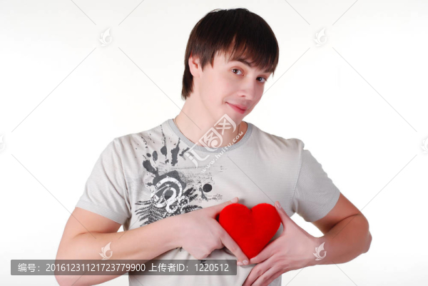 帶著紅心的年輕人