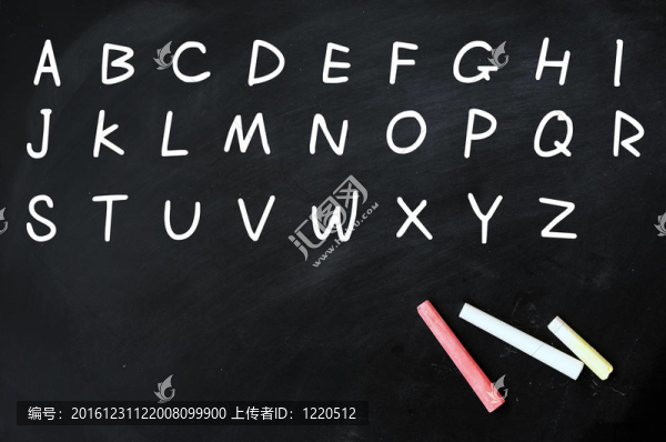 黑板上用白粉筆手寫的英文字母