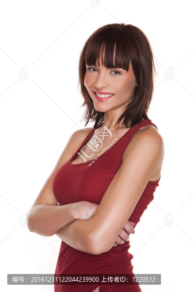 穿著紅色夏裝的微笑女人