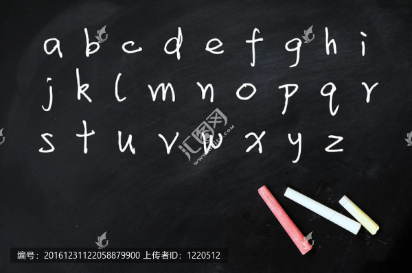 黑板上用白粉筆手寫的英文字母