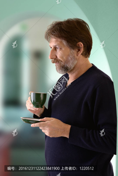 男人拿著杯子
