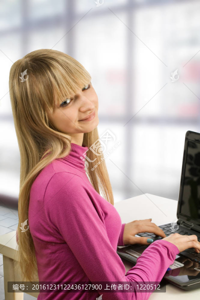 帶筆記本電腦的年輕女孩
