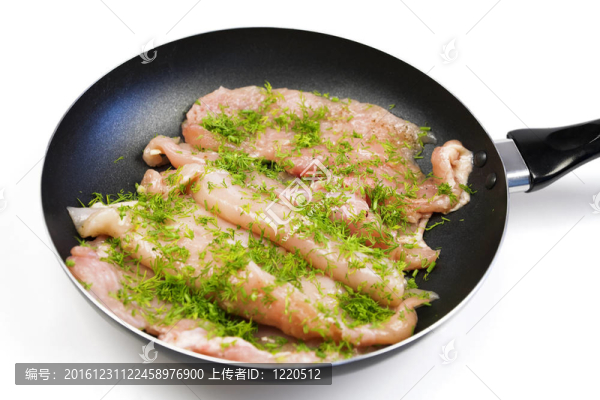 在煎鍋上準備油炸的生雞肉