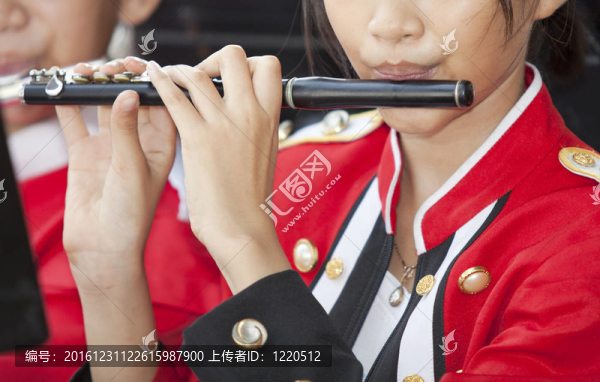 少女手中的長笛