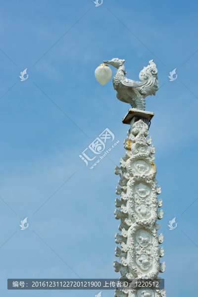 泰國風格的光柱燈與藍天。
