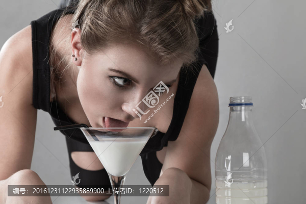 貓女人喝牛奶