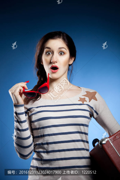 女人的驚訝在復古風格的肖像