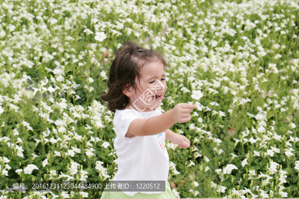 小女孩在鮮花花園里快樂