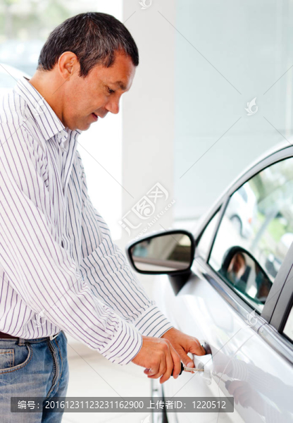 男子開汽車