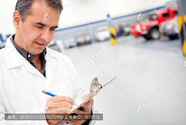 機修工在車庫