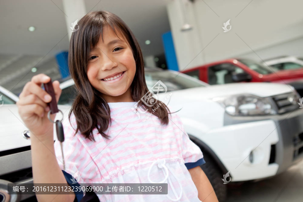 拿著汽車鑰匙的女孩