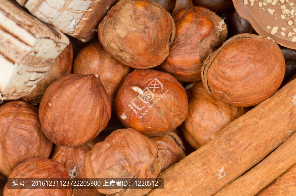咖啡豆；肉桂和堅(jiān)果