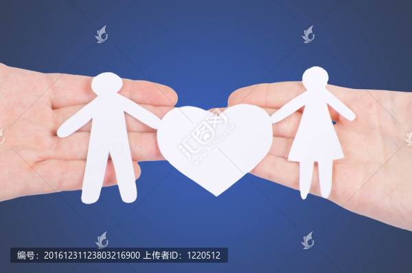 紙家族在白色的大壁爐里