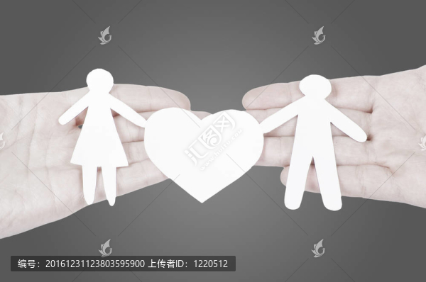 紙家族在白色的大壁爐里