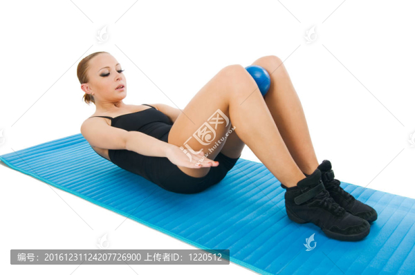 美麗的紅色女孩行使球和瑜伽墊