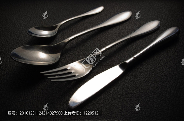 閃亮的黑色皮革背景餐具
