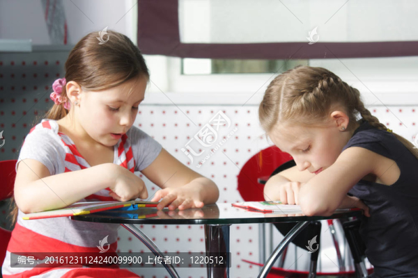 女孩讀書