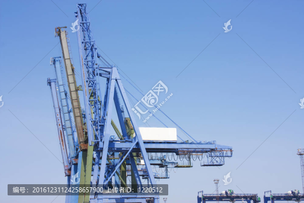 碼頭上的大型起重機(jī)-匯圖網(wǎng) www.fosd68.com 碼頭上的大型起重機(jī)