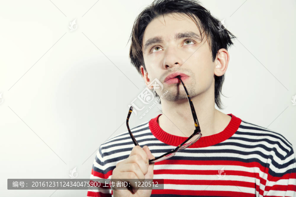 戴眼鏡的體貼年輕人