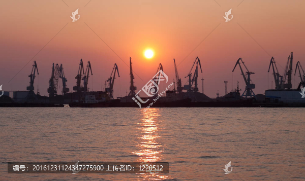 晚上的貨運(yùn)港口