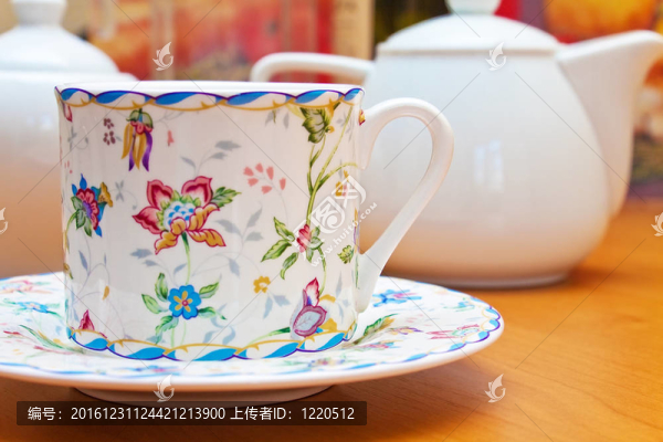 瓷餐具