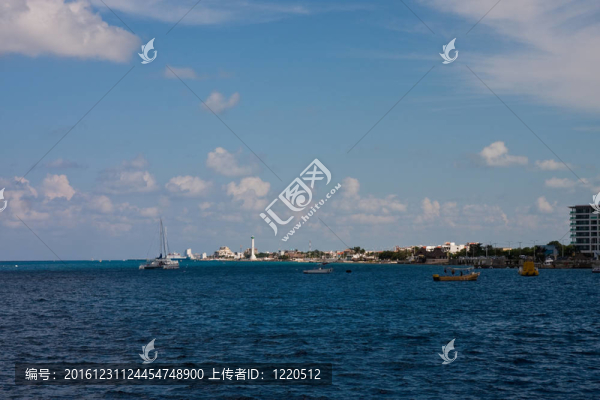 遠(yuǎn)離熱帶海岸的船用白色信標(biāo)