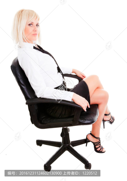 金發(fā)女商人坐在椅子上孤立的白色