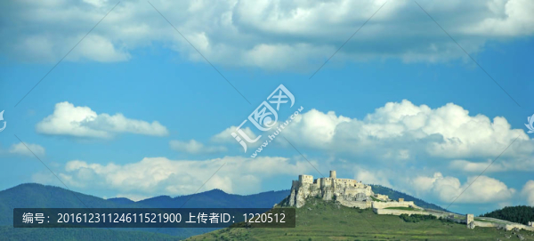 古代斯皮思城堡全景照片，多云的天空。斯洛伐克