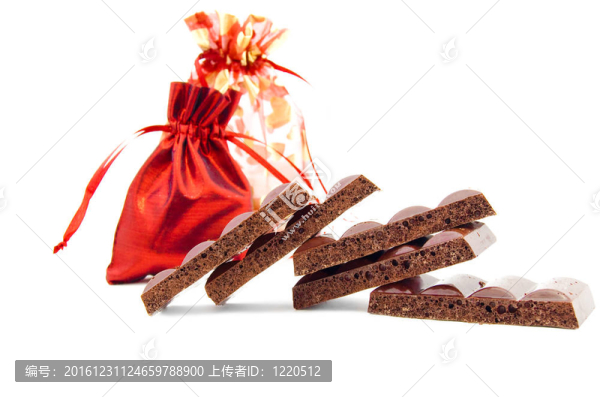 一些黑色多孔巧克力片和節(jié)日禮物