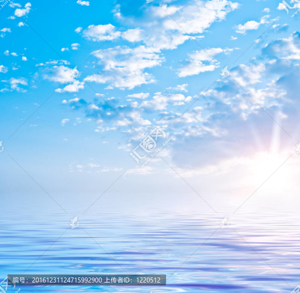 夏日海洋景觀與太陽天空和美麗的云彩