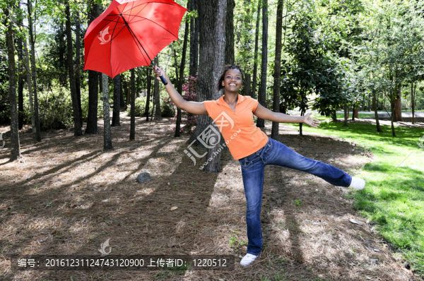 抱傘的黑人婦女