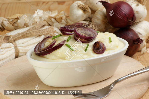 烤洋蔥圈與土豆泥在碗里