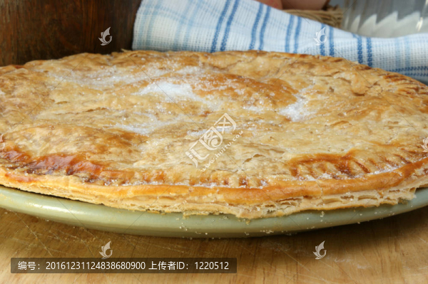 新鮮的家在盤子里做蘋果派
