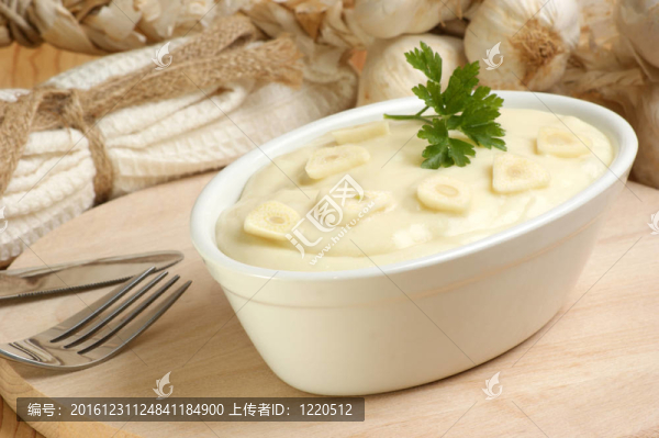 土豆與有機(jī)大蒜在碗