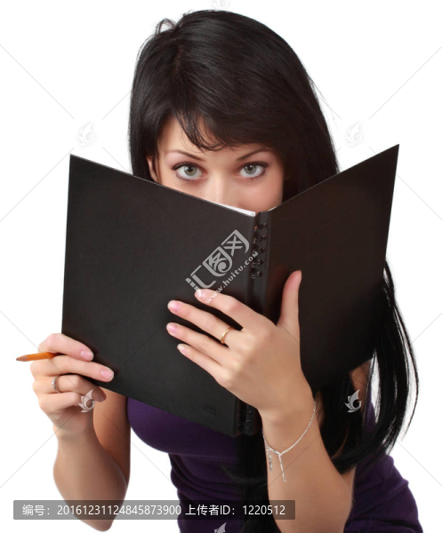 躲在書背后的女人