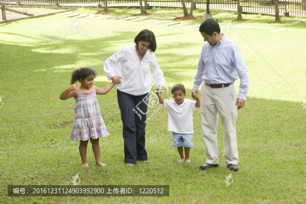 爸爸媽媽和孩子們一起散步