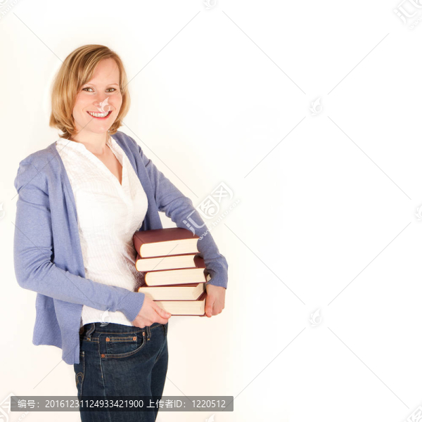 年輕女人帶著一堆書