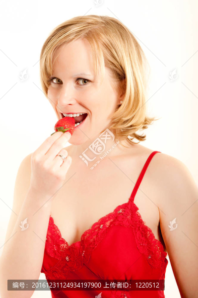 年輕女子咬鮮草莓