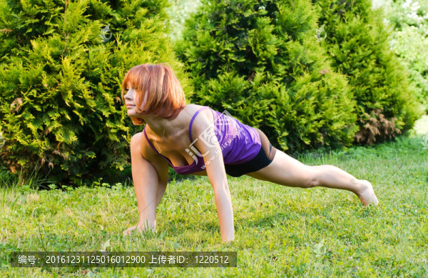 美麗的紅色女子做健身或瑜伽練習
