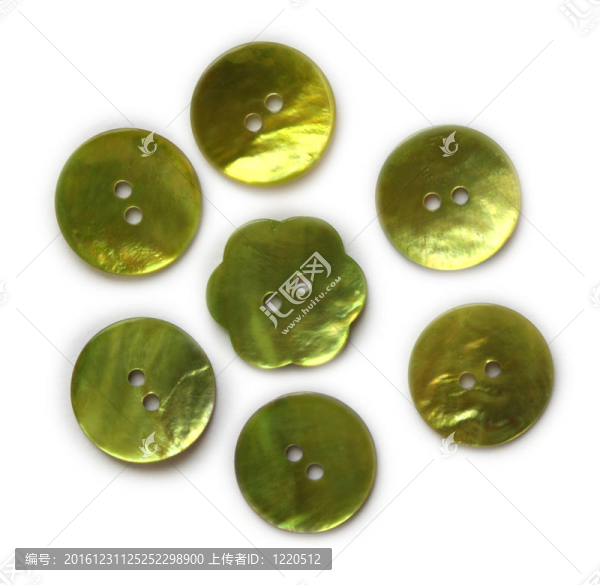 綠色珍珠母扣在白色背景上。